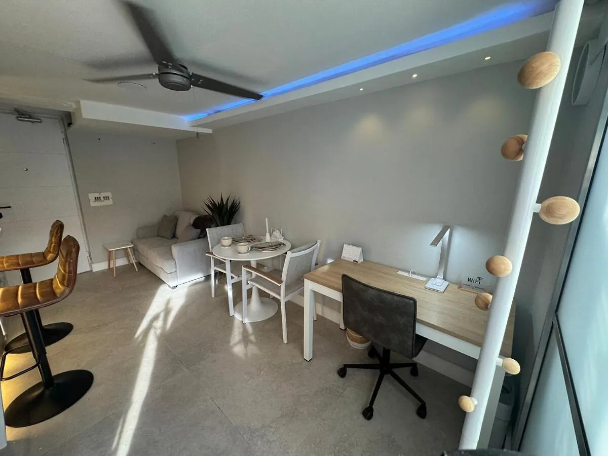 Luxury Apartment Jacuzzi Air Conditioning Fireplace And King Bed Μεντεγίν