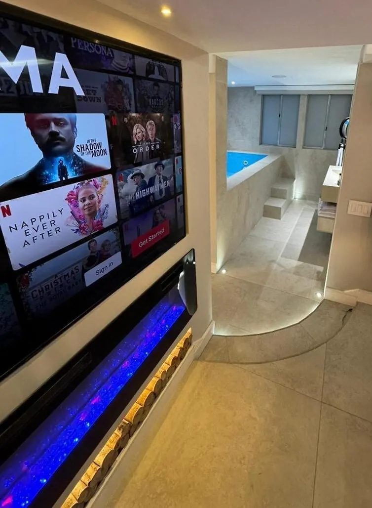 Luxury Apartment Jacuzzi Air Conditioning Fireplace And King Bed Μεντεγίν