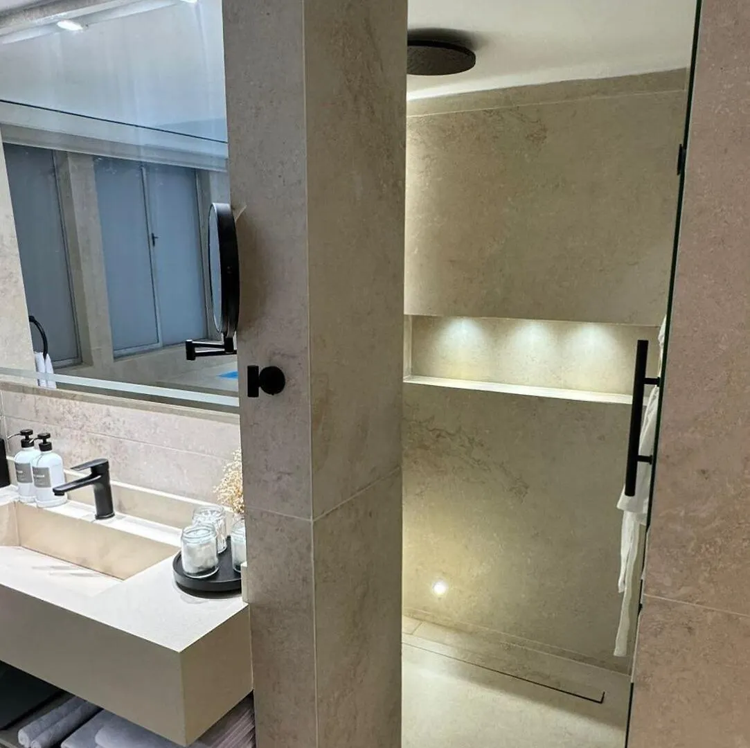 Luxury Apartment Jacuzzi Air Conditioning Fireplace And King Bed 메딜린