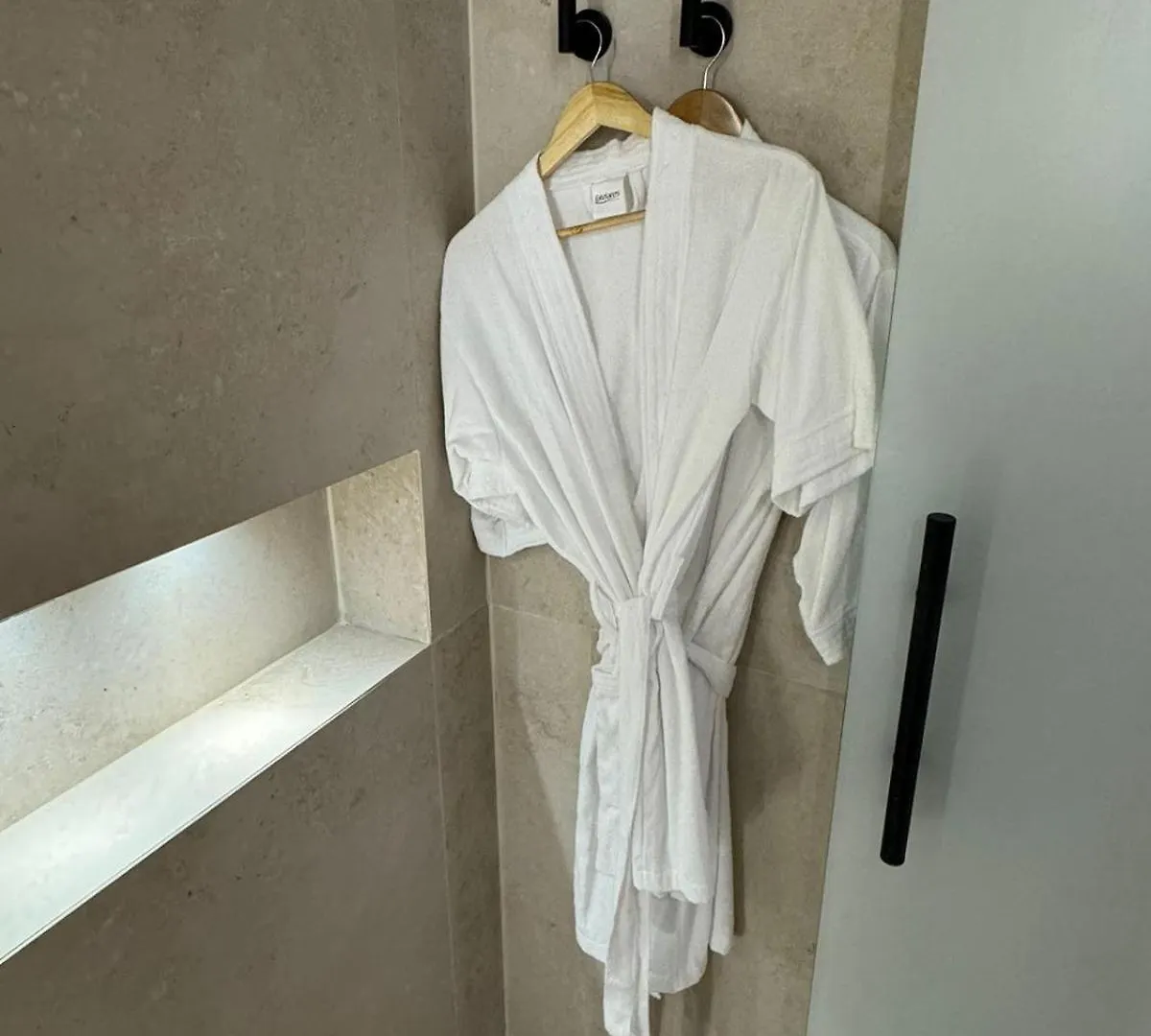 Luxury Apartment Jacuzzi Air Conditioning Fireplace And King Bed 메딜린