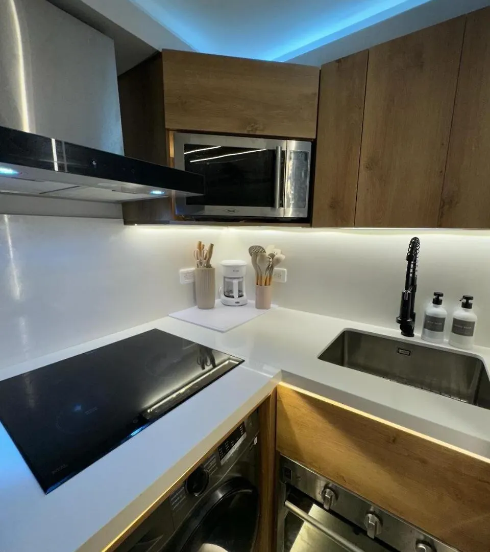 Luxury Apartment Jacuzzi Air Conditioning Fireplace And King Bed 메딜린